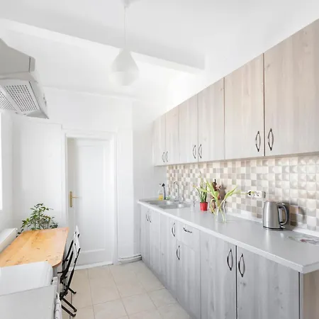 Your Big In Center * בוקרשט